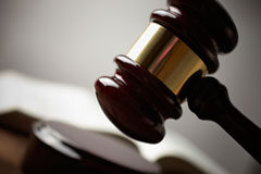 Sentencia dictada por la Audiencia Provincial de Barcelona admitiendo el concurso consecutivo sin pluralidad de acreedores Una maza.