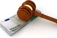 Problemática de la demanda de monitorio contra varios deudores Sobre un fajo de billetes de 100 euros y maza de justicia