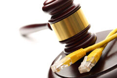 La Abogacía considera que el éxito del plan de choque de Justicia pasará por un uso más intensivo de medios tecnológicos Un mazo y unos cables