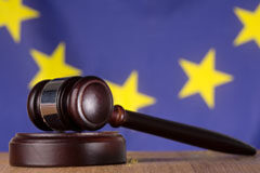 El Abogado General de Luxemburgo, a favor de la cesión a los fondos buitre Una maza con la bandera de la unión europea