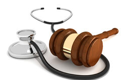 Declaración de incapacidad permanente absoluta para un joven de 37 años Un fonendoscopio y una maza