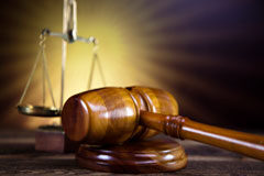 Recurso de reforma y subsidiario de apelación contra el auto de transformación de las diligencias previas en procedimiento abreviado Balanza y mazo