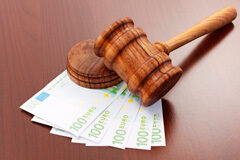 El Tribunal Supremo ha reconocido en dos sentencias el derecho a reclamar a una compañía el pago de una indemnización por daños causados Mazo y dinero