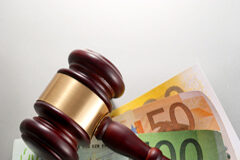 La inversión en Justicia Gratuita sólo crece el 1,9% en 2017, frente a un mayor incremento de asuntos atendidos Mazo de la justicia y billetes de euro