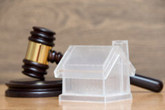 El TSJ de Madrid recuerda a los jueces que deben evitar en los desahucios que los menores de edad queden desprotegidos Mazo de la casita y maqueta de casa de cristal