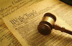 ¿Qué pasa si la empresa que ejerce la acusación particular desaparece? Una maza sobre unos papeles