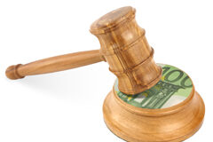 Sobre la (no) validez de los pactos que permiten el desistimiento empresarial sin indemnización Un mazo con el euro