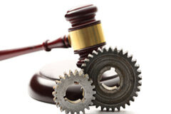 Absuelta una empresa porque la acusación no probó que no existía un plan de prevención de delitos en la organización Mazo de la justicia y ruedas de engranaje