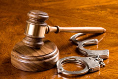 La suspensión de la pena privativa de libertad condicionada a los trabajos en beneficio de la comunidad Un mazo y unas esposas