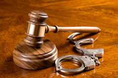 Revocada una condena de prisión permanente revisable por asesinato debido a una aplicación indebida de una agravante Mazo y esposas