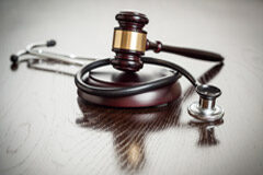 La lentitud de los procesos contra la sanidad pública por negligencia médica Mazo y fonendoscopio