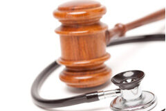 El Hospital Clínic de Barcelona, condenado por negligencia médica al contagiar meningitis a un bebé Mazo y fonendoscopio