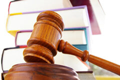 Un juzgado de Madrid admite una querella contra tres profesores de la UNED Mazo y libros