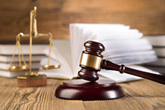 Especial referencia a la figura del denunciante Sobre una mesa un mazo, libros y una balanza