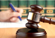 ¿Qué es la declaración responsable y la comunicación previa? Un mazo encima de una mesa