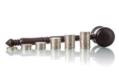 Los diez libros más interesantes sobre Derecho Mercantil Mazo ymontones de monedas