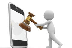 La transformación digital de la Justicia: metas y quimeras en el escenario post-COVID 19 Muñequito con un mazo tocando un smartphone