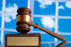 Las cesiones de créditos litigiosos a los fondos buitres Un mazo y detrás una ventana con el cielo azul y alguna nube