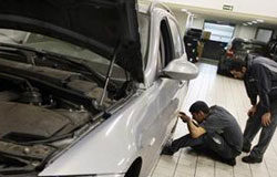 El PIB español frena la caída, pero aún no sale de la recesión unos mecánicos trabajan en un taller de reparación en Madrid el 28 de enero de 2010.