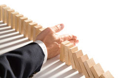 La mediación entre la administración y el ciudadano Una mano parando piezas de madera.