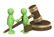 ¿Existen límites al principio dispositivo en un proceso de anulación de laudo arbitral? Dos muñequitos verdes estrechándose la mano y un mazo de la justicia