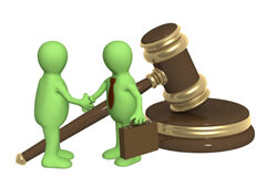 ¿Existen límites al principio dispositivo en un proceso de anulación de laudo arbitral? Dos muñequitos verdes estrechándose la mano y un mazo de la justicia