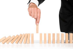 Ley de mediación, una mirada hacia el futuro: acercamiento del ciudadano a la Justicia Una mano cogiendo una pieza de madera