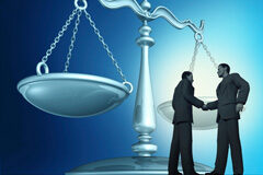 La confidencialidad en mediación: ¿A quién afecta? Dos hombres estrechando la mano y una balanza