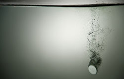 La Publicidad de medicamentos en Internet Medicamento deshaciéndose en el agua.