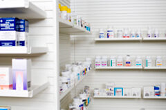 120.000 euros por dispensar medicamentos sin receta y distribuirlos sin autorización Medicamentos