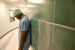 La prestación por cuidado de menores con cáncer exige que ambos progenitores trabajen Médico abatido.