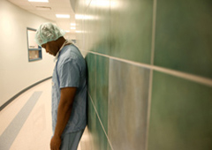Un médico abatido tras una operación