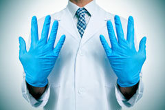 Estimado un recurso de la Universidad Católica de Valencia contra la Generalitat por no permitir a sus alumnos realizar prácticas en hospitales públicos Un médico con guantes en las manos