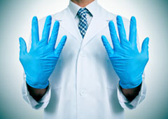 Un médico con guantes en las manos