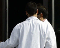 Otro fallo del TSJ de Cataluña permite a los médicos seguir trabajando dos horas y media Otro fallo del TSJ de Cataluña permite a los médicos seguir trabajando dos horas y media