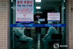 EEUU advierte de pandemia de coronavirus; Latinoamérica reporta primer caso Medical workers stand by at a hospital in Daegu, South Korea, February 23, 2020.