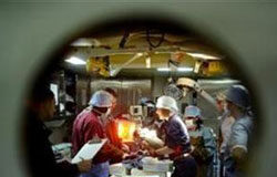 EEUU reanudará los vuelos de evacuación médica desde Haití Natalie Shaffer (C), enfermera asignada a un equipo quirúrgico a bordo del buque de asalto USS Bataan en Bahía de Grand Goave, Haití, toma en sus brazos a un recién nacido y se lo entrega al padre del bebé el 30 de enero de 2010.