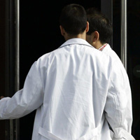 Otro fallo del TSJ de Cataluña permite a los médicos seguir trabajando dos horas y media