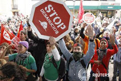 El Gobierno aprueba medidas contra desahucios de más vulnerables Manifestantes gritan eslóganes contra los desahucios ante la sede de Bankia, en el centro de Valencia, durante la huelga nacional, el 14 de noviembre de 2012