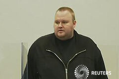 Deniegan la libertad condicional al fundador de Megaupload En la imagen tomada de un video realizado el 23 de enero de 2012, el fundador de Megaupload Kim Dotcom aparece en el tribunal de Auckland