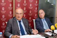 Diagnóstico sobre la Administración de Justicia: lenta, anticuada y complicada Carlos Carnicer y José Juan Toharia durante la presenctación del Barómetro.