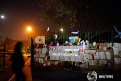 Los sudafricanos, resignados ante el estado crítico de Mandela Mensajes en la puerta del hospital de Pretoria en el que se encuentra ingresado Nelson Mandela, el 24 de junio de 2013