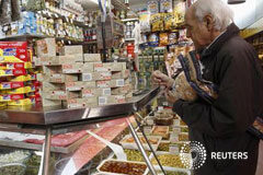 El déficit comercial baja un 58,9% en octubre En la imagen, un hombre compra en un mercado, en Barcelona, el 30 de noviembre de 2012.