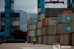 El Congreso convalida el polémico decreto-ley para reformar la estiba Un hombre camina en la terminal de mercancías del Puerto de Algeciras