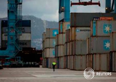 Un hombre camina en la terminal de mercancías del Puerto de Algeciras