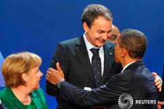Merkel intentó forzar a España a pedir un rescate, dice Zapatero en su libro Zapatero saluda al presidente de EEUU, Barack Obama, junto a Merkel durante la foto de familia con motivo de la Cumbre del G20 en Cannes, el 3 de noviembre de 2011