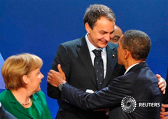 Zapatero saluda al presidente de EEUU, Barack Obama, junto a Merkel durante la foto de familia con motivo de la Cumbre del G20 en Cannes, el 3 de noviembre de 2011