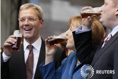 El estado más poblado de Alemania castiga a Merkel La canciller Angela Merkel bebe cerveza negra tras un mitin de campaña electoral con Norbert Roettgen (I), principal candidato del partido democratacristiano CDU en las elecciones del estado de Renania del Norte-Westfalia, en Düesseldorf
