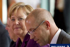 Detectan compras del BCE de deuda española e italiana Ángela Merkel y Jorg Asmussen durante una reunión sobre la reforma del sistema monetario internacional