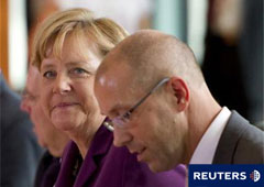 Ángela Merkel y Jorg Asmussen durante una reunión sobre la reforma del sistema monetario internacional